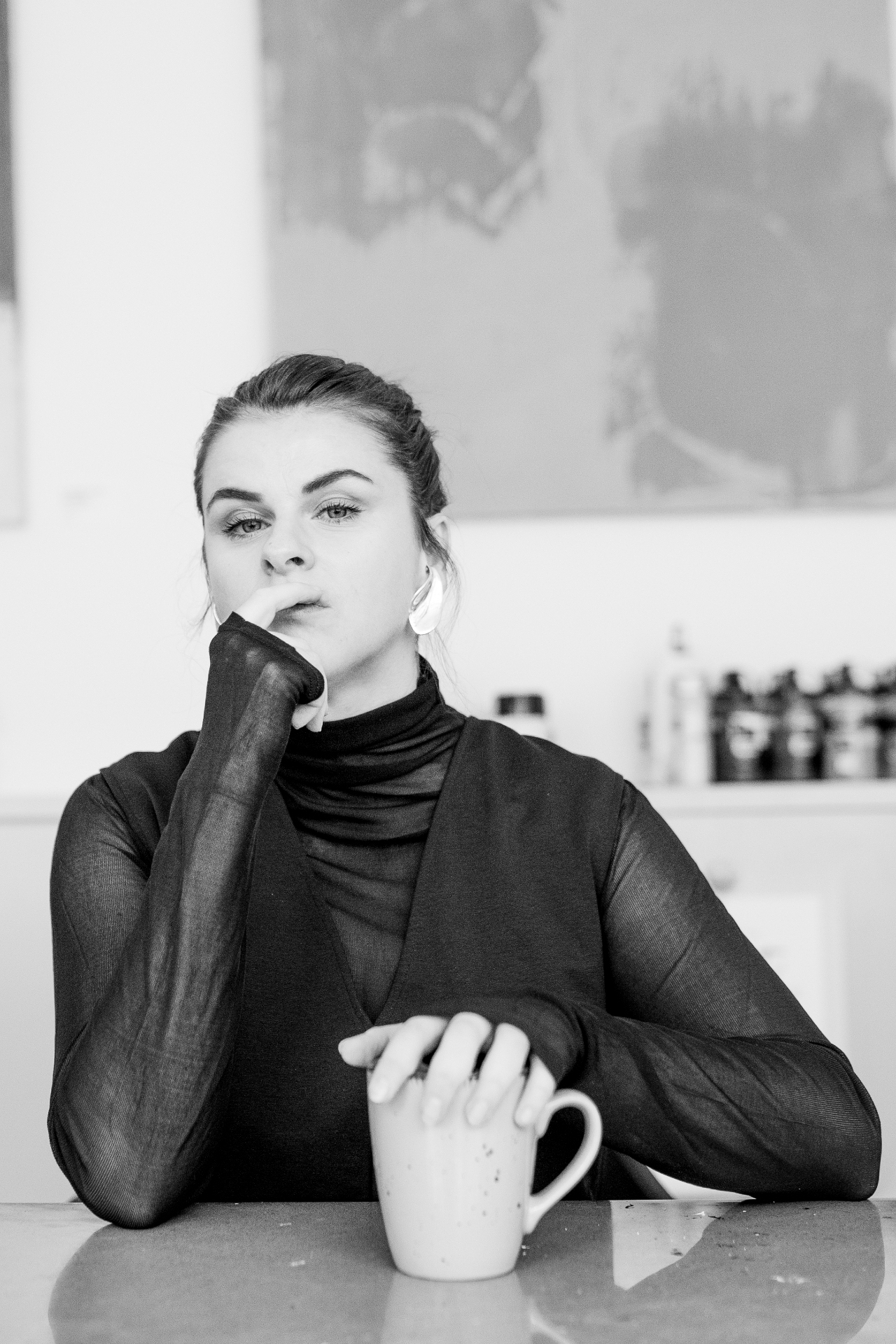 Stephanie Kruse betrachtet konzentriert ein entstehendes Gemälde in ihrem Atelier