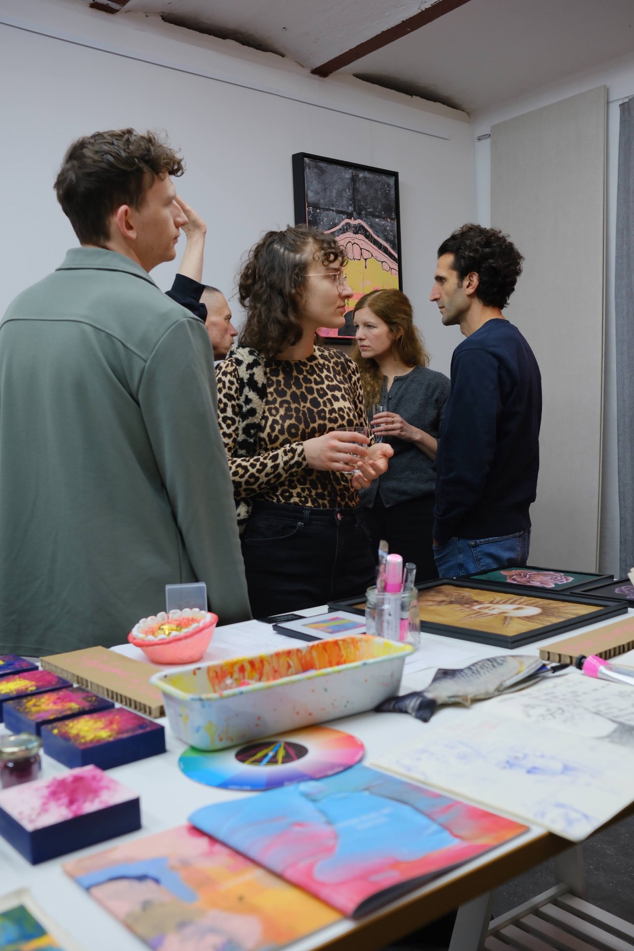 Besuchende am Werktisch im Atelier