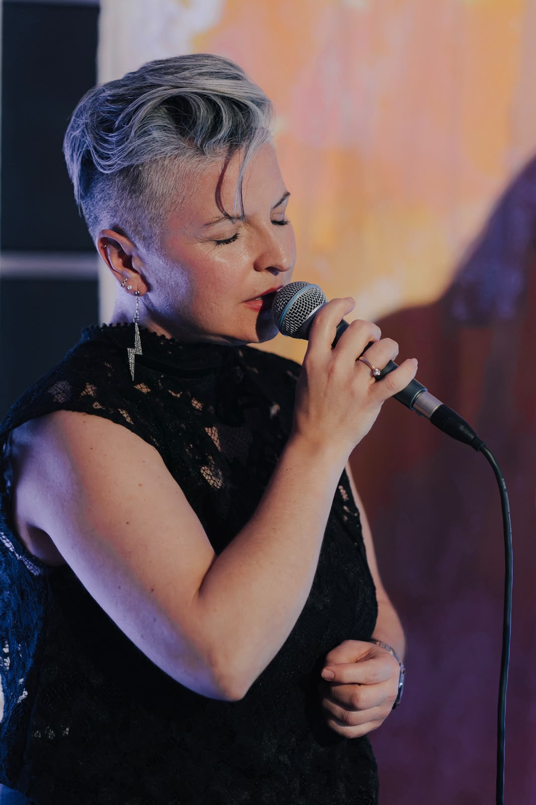 Ri.ele singt am Mikrofon